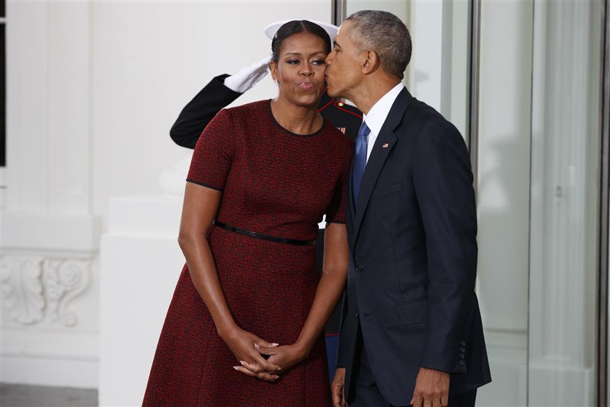 Ο Μπαράκ Ομπάμα με τη Μισέλ (Copyright: AP Photo/Evan Vucci)