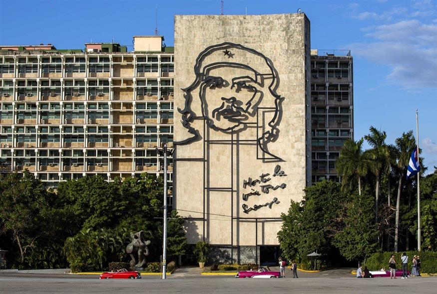 Η εμβληματική μορφή του Τσε Γκεβάρα, στην Πλατεία της Επανάστασης στην Αβάνα της Κούβας (Associated Press)