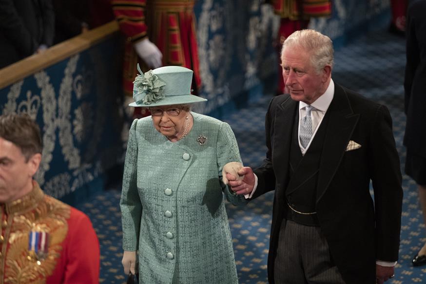 Η βασίλισσα Ελισάβετ μαζί με τον πρίγκιπα Κάρολο (Copyright: AP Photo/Matt Dunham, Pool)