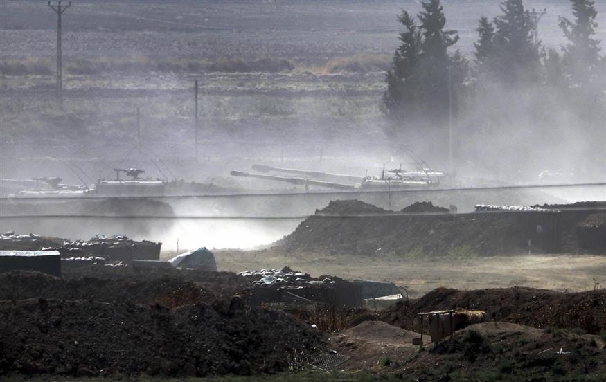 Τουρκικά τανκ προελαύνουν στο έδαφος της Συρίας (DHA via AP)