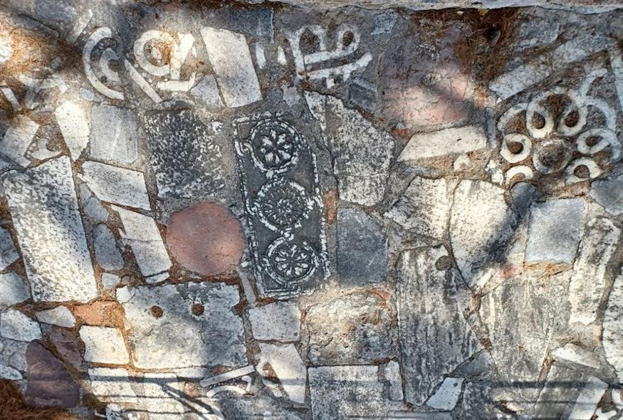 Mαρμάρινο τέμπλο της βυζαντινής βασιλικής που έγιναν υλικά για οθωμανικό μονοπάτι | © Χριστίνα Τσαμουρά