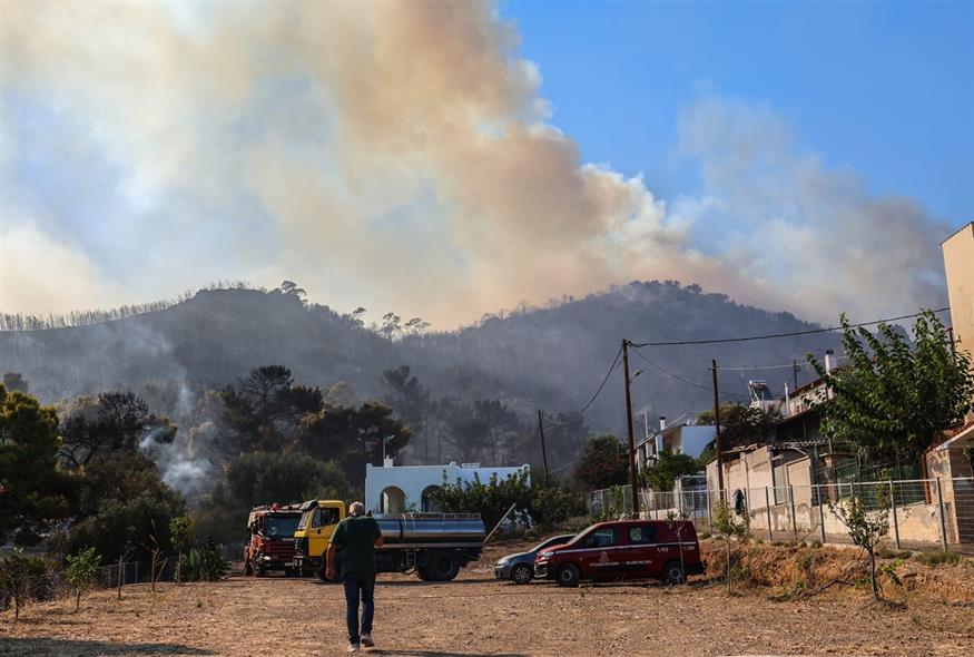 Συγκλονιστικές εικόνες από τη φονική φωτιά στη Σαλαμίνα Συγκλονιστικές εικόνες από τη φονική φωτιά στη Σαλαμίνα