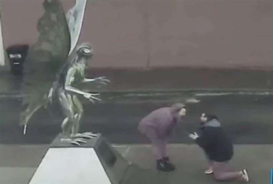 Άγαλμα καταστροφής (YOUTUBE)