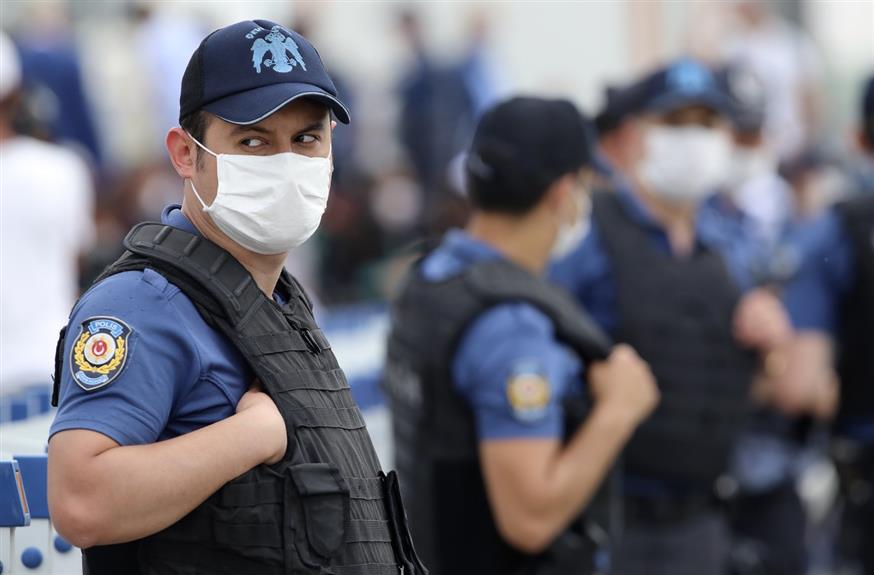 Τούρκοι αστυνομικοί στην Κωνσταντινούπολη (AP Photo/Burhan Ozbilici)