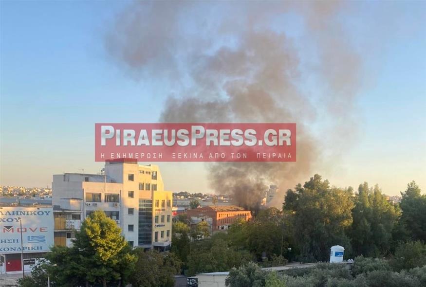 Φωτιά τώρα σε εγκαταλελειμμένο κτίριο στη Νίκαια (piraeuspress.gr)