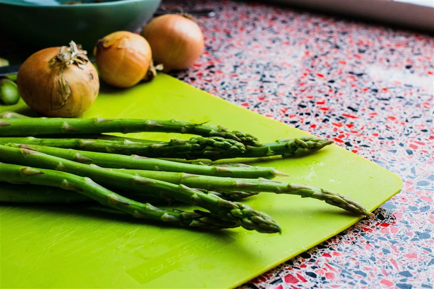 Τα σπαράγγια είναι ένα υψηλής διατροφικής αξίας, νόστιμο λαχανικό, το οποίο αξίζει μια θέση στην κουζίνα σας / φωτογραφία: Louis Hansel (Unsplash)