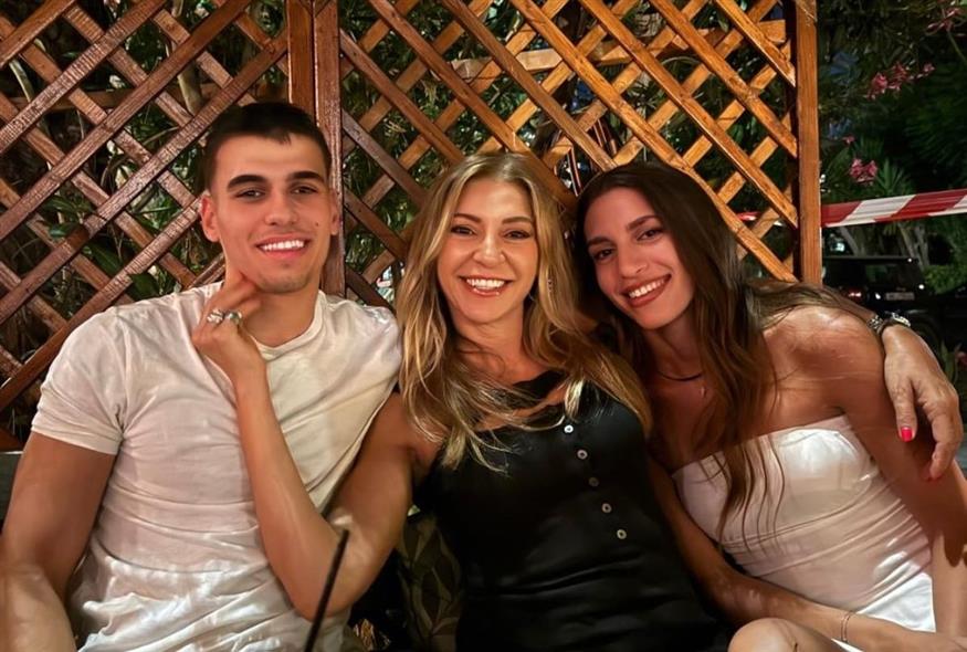 Η Ίνα Ταράντου μαζί με τα δύο της παιδιά (Copyright: Facebook)