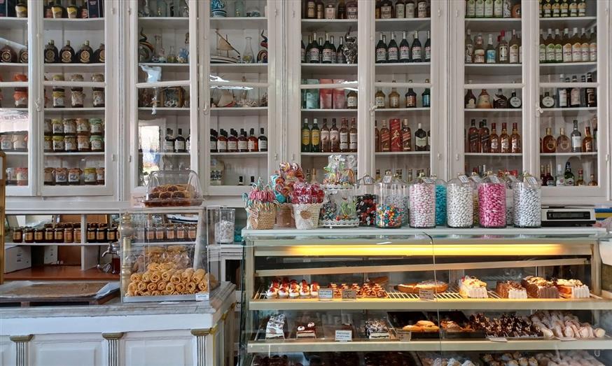 Tο ιστορικό Παστελοποιείο Μανωλάκου σερβίρει γλυκά από το 1902 | © Χριστίνα Τσαμουρά
