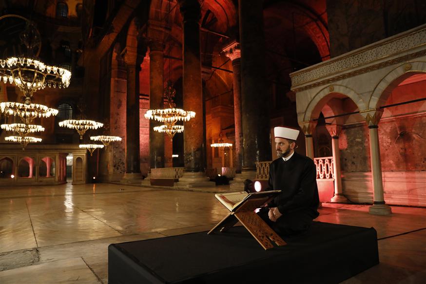 Ιμάμης διαβάζει το Κοράνι μέσα στην Αγία Σοφία/copyright: AP Images
