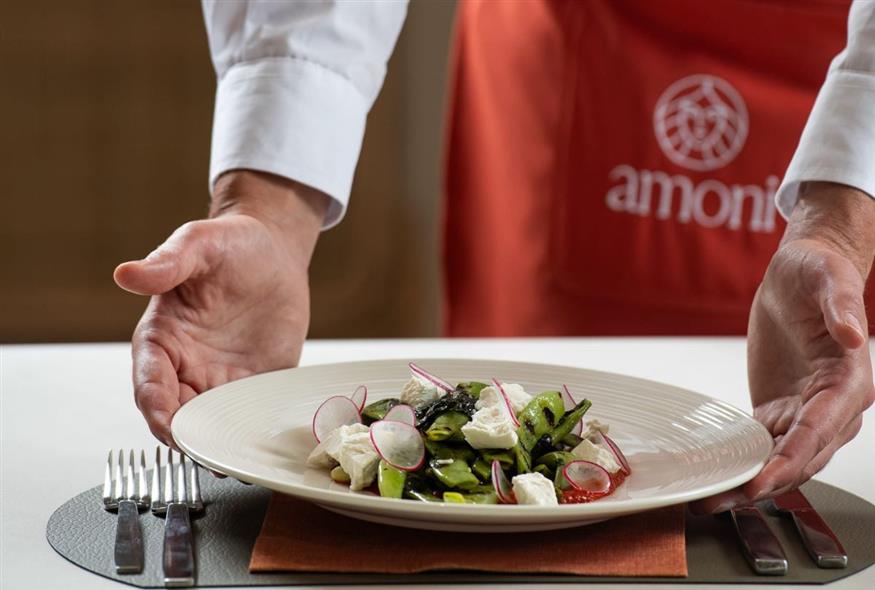 Το Amoni Restaurant αγαπά τα άγρια χόρτα και βότανα, τα τοπικά τυριά και τους καρπούς της άνυδρης γης