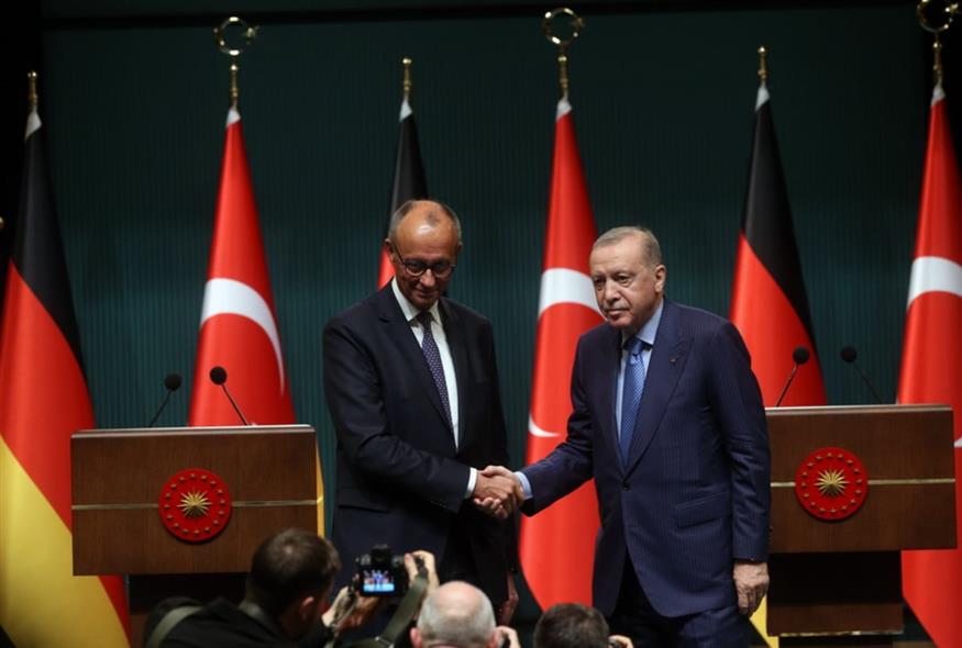 Ρετζέπ Ταγίπ Ερντογάν και Φρίντριχ Μερτς (EPA/NECATI SAVAS)