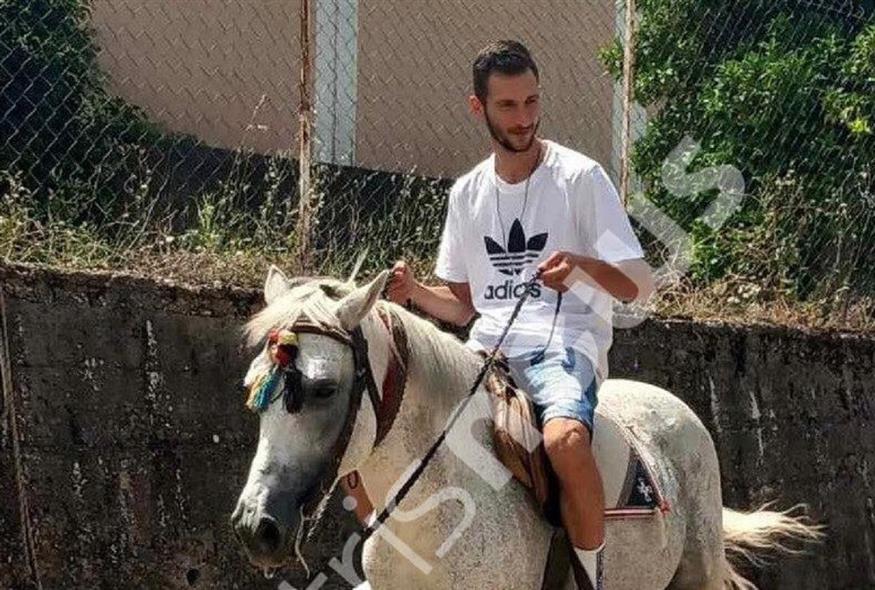 Πύργος: Νεαρός πήγε στην κάλπη παρέα με το άλογο του! (patrisnews.com)