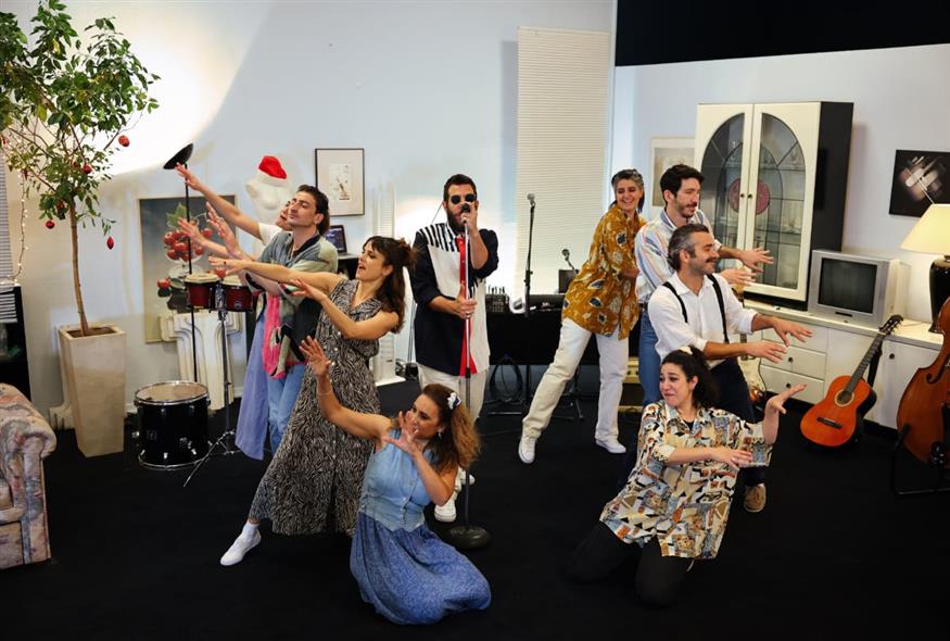 Guest Stars Σε ένα σκηνικό που θυμίζει sitcom των 90s, τηλεφωνικά συγγνώμη, ερωτικές εξομολογήσεις στα social media και κωμικοί θρήνοι εναλλάσσονται με live μουσική και κοινό που καλείται να μπει στο παιχνίδι, αφιερώνοντας τα δικά του τραγούδια σε ό,τι (δεν) έζησε (Copyright: Αλεξάνδρα Ρίμπα)