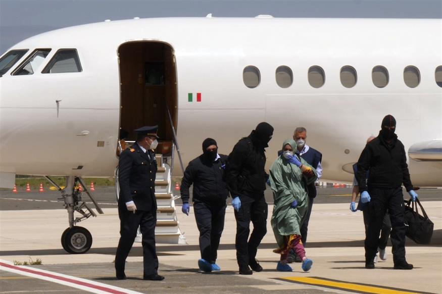 Η Σίλβια Ρομάνο κατά την επιστροφή της στη Ρώμη (AP Images)