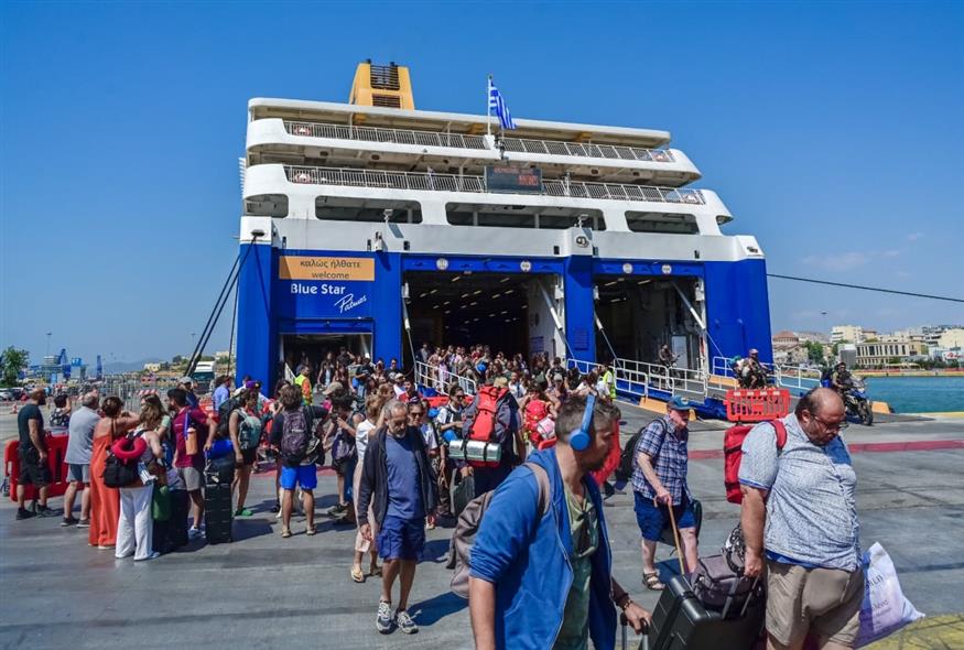 Σε εξέλιξη η επιστροφή των εκδρομέων του Αυγούστου (EUROKINISSI)