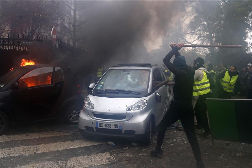 Διαδηλωτές καταστρέφουν αυτοκίνητα στο Παρίσι (AP Photo/Thibault Camus)