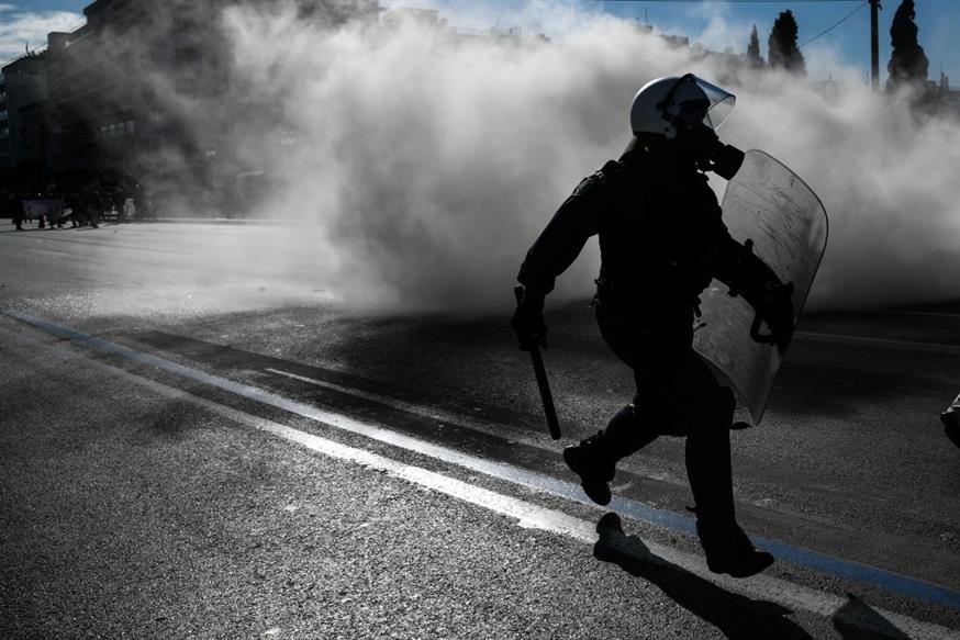 Αστυνομικός των ΜΑΤ κατά τη διάρκεια συγκέντρωσης/ EUROKINISSI/ΜΙΧΑΛΗΣ ΚΑΡΑΓΙΑΝΝΗΣ
