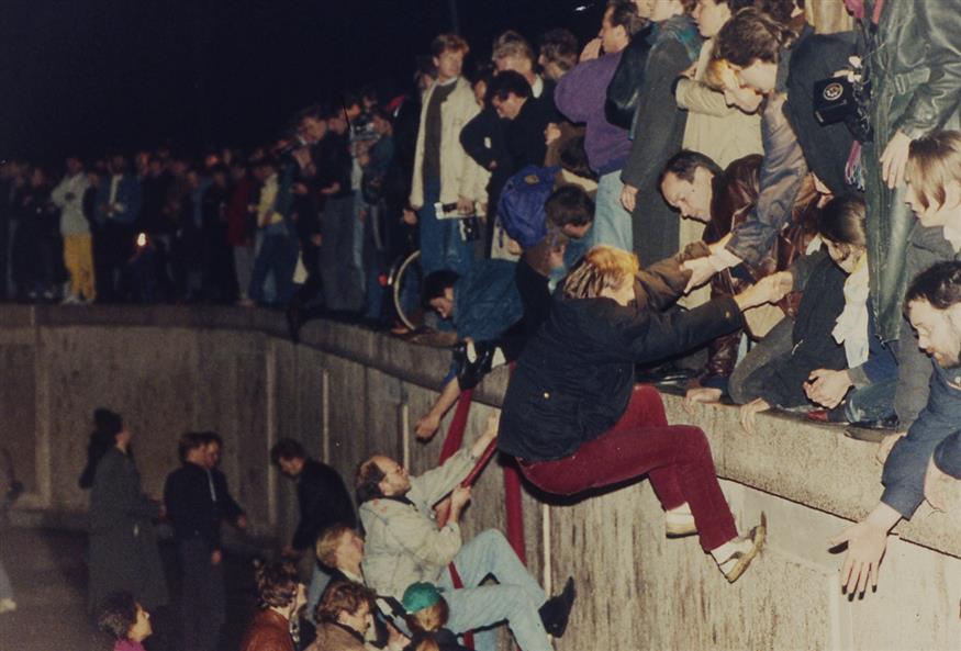 Κάτοικοι του Ανατολικού Βερολίνου σκαρφαλώνουν το Τείχος (10 Νοεμβρίου 1989 AP)