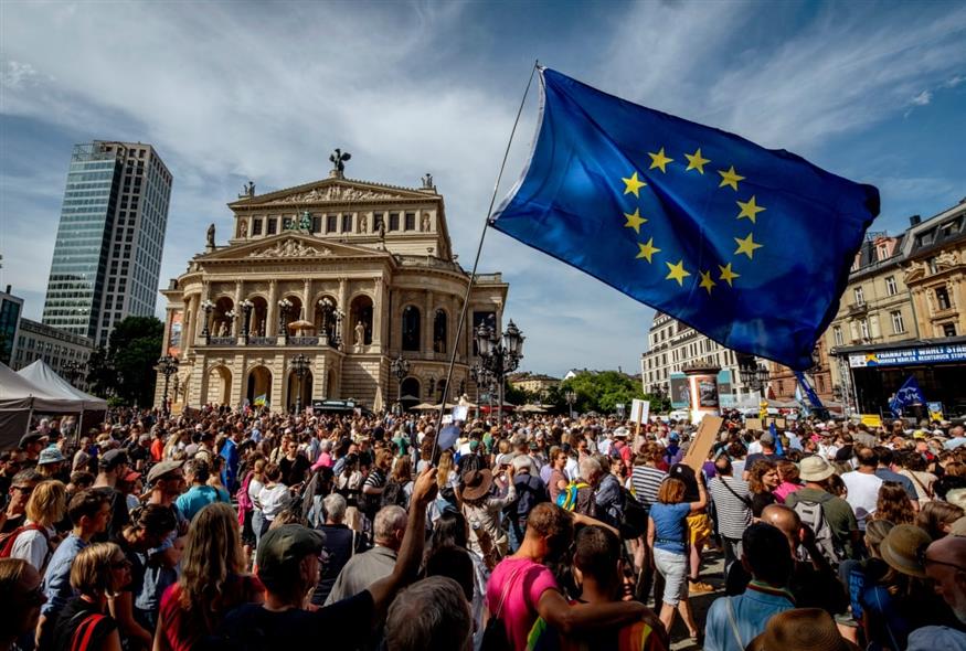Διαδήλωση υπέρ της συμμετοχής στις ευρωεκλογές και κατά της ακροδεξιάς στην πλατεία μπροστά από την Παλιά Όπερα στη Φρανκφούρτη της Γερμανίας (AP)