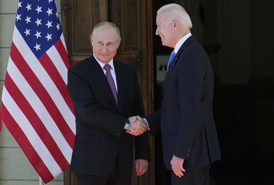 Ο αμερικανός πρόεδρος, Τζο Μπάιντεν, με τον ρώσο ομόλογό του, Βλαντίμιρ Πούτιν (φωτογραφία αρχείου / Associated Press)