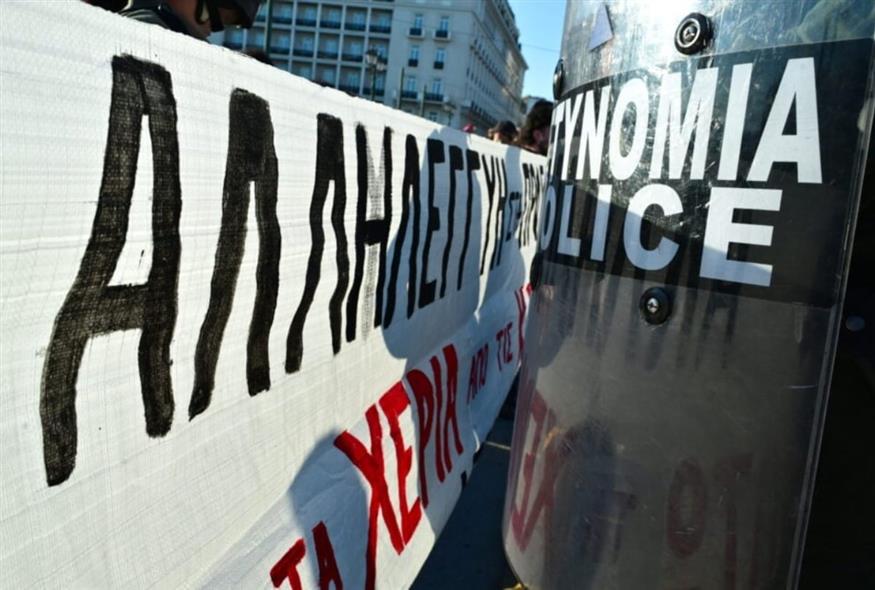 Πλήθος κόσμου στο Σύνταγμα για τα Προσφυγικά και τον Αριστοτέλη Χαντζή (EUROKINISSI) Πλήθος κόσμου στο Σύνταγμα για τα Προσφυγικά και τον Αριστοτέλη Χαντζή (EUROKINISSI)