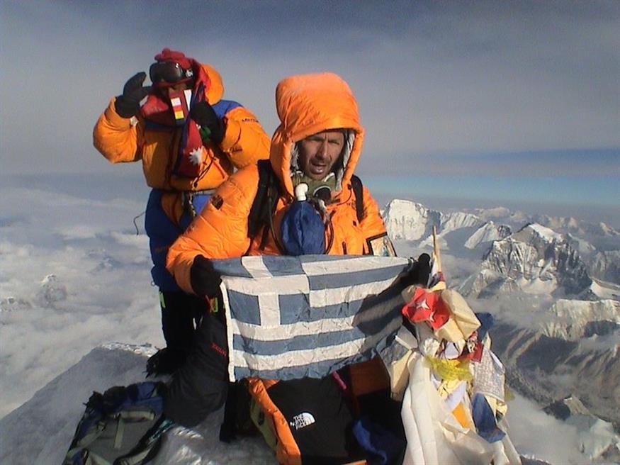 Νίκος Μαγγίτσης και Apa Sherpa στην κορυφή του Έβερεστ (8.850 μ), στις 17/05/2004, ώρα 05:45 (Facebook)