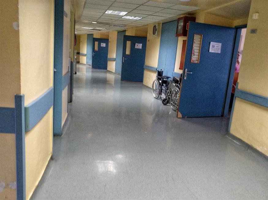 Διάδρομος δημόσιου νοσοκομείου. Άραγε, πόσοι διοικητές -χωρίς τυπικά προσόντα- θα τον διαβούν ακόμα; (EUROKINISSI/ΓΙΩΡΓΟΣ ΚΟΝΤΑΡΙΝΗΣ)