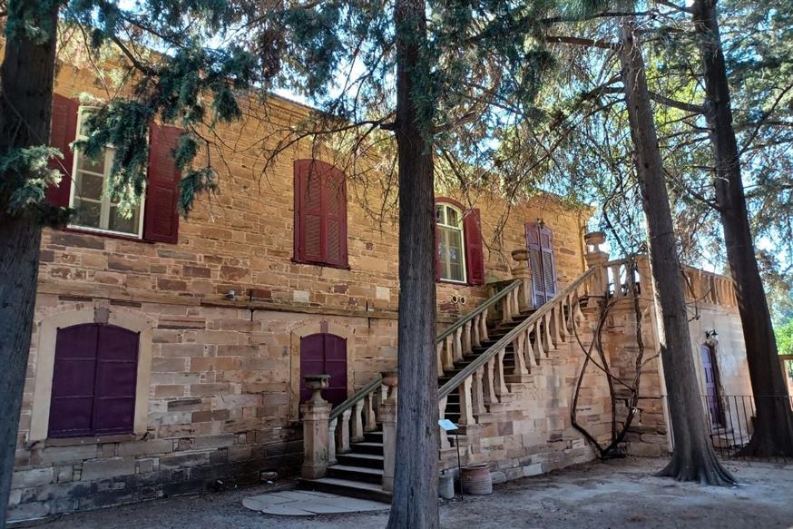 Το πέτρινο αρχοντικό του «Περιβολιού», με τη χαρακτηριστική εξωτερική σκάλα | © Χριστίνα Τσαμουρά