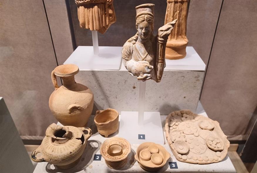 Ομοιώματα από ψωμάκια, κόλλυβα και τροφικές προσφορές στη θεά Δήμητρα | © Χριστίνα Τσαμουρά Ομοιώματα από ψωμάκια, κόλλυβα και τροφικές προσφορές στη θεά Δήμητρα | © Χριστίνα Τσαμουρά