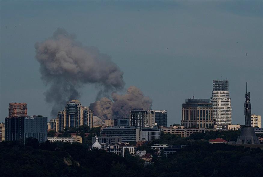 Πυραυλικές επιθέσεις στο Κίεβο (AP Photo/ Evgeniy Maloletka)