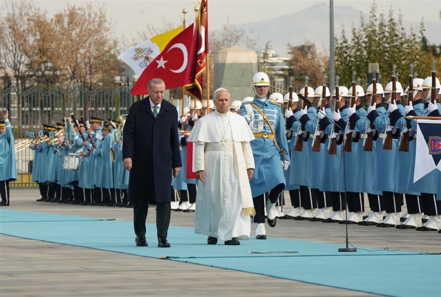 Στην Τουρκία ο Πάπας Λέων (AP Photo/Domenico Stinellis)