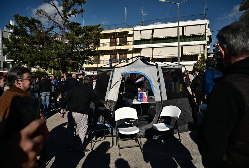 Αντίσκηνα έξω από το υπουργείο Μεταφορών (ΚΩΣΤΑΣ ΤΖΟΥΜΑΣ/EUROKINISSI)