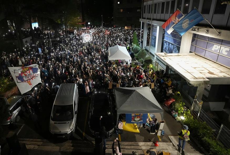 Διαδηλωτές στο Βελιγράδι (AP Photo/Darko Vojinovic)