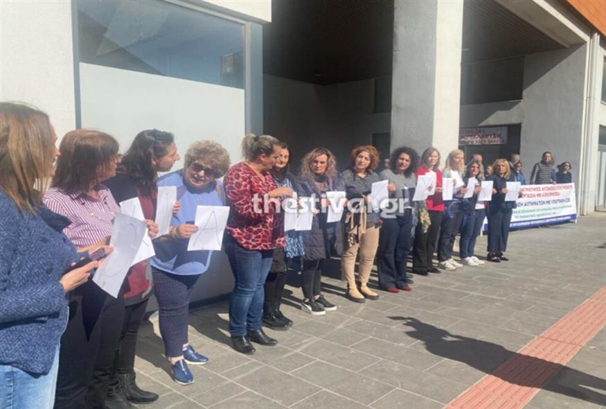 Παρέμβαση εργαζομένων της ΠΚΜ για τη δολοφονία της Κυριακής έξω από τη σύσκεψη υπό τον Χρυσοχοΐδη