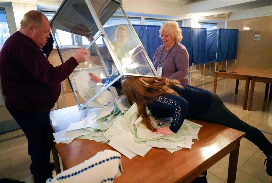 Στιγμιότυπο από δημοψήφισμα στο Λουχάνσκ/AP Images