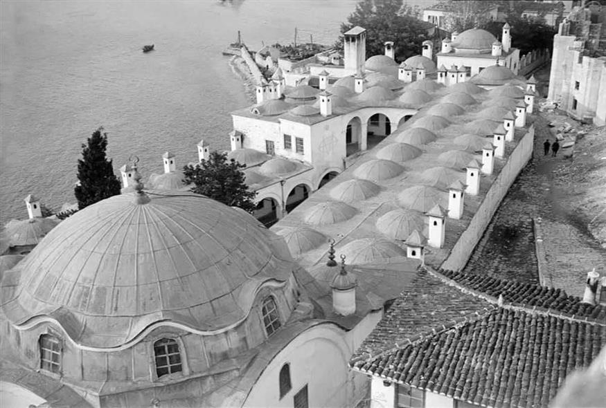 Πανοραμική άποψη σε φωτογραφία του 1918. Διακρίνεται το λιμάνι που ήταν ακόμη μπροστά στην σημερινή είσοδο του και ο δρόμος της παλιάς πόλης της Καβάλας