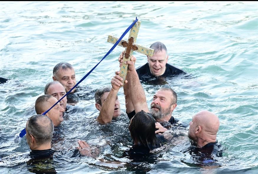 Η Κατάδυση του Τιμίου Σταυρού στον Πειραιά (EUROKINISSI)