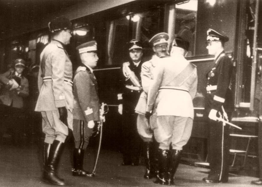 Όταν ο Μουσολίνι συνάντησε τον Χίτλερ, ο βασιλιάς παρακολουθούσε από κοντά./copyright Ap Photos