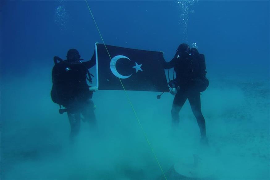 Οι δύτες της Τουρκίας με τη σημαία της χώρας τους, στον βυθό της Σούδας