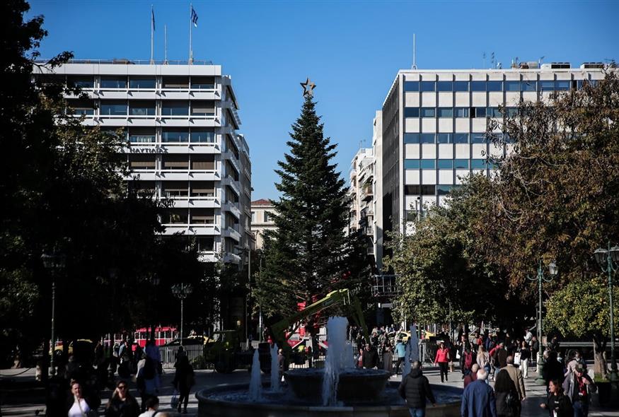 Στήθηκε το χριστουγεννιάτικο δέντρο στο Σύνταγμα (ΚΩΣΤΑΣ ΤΖΟΥΜΑΣ/EUROKINISSI)