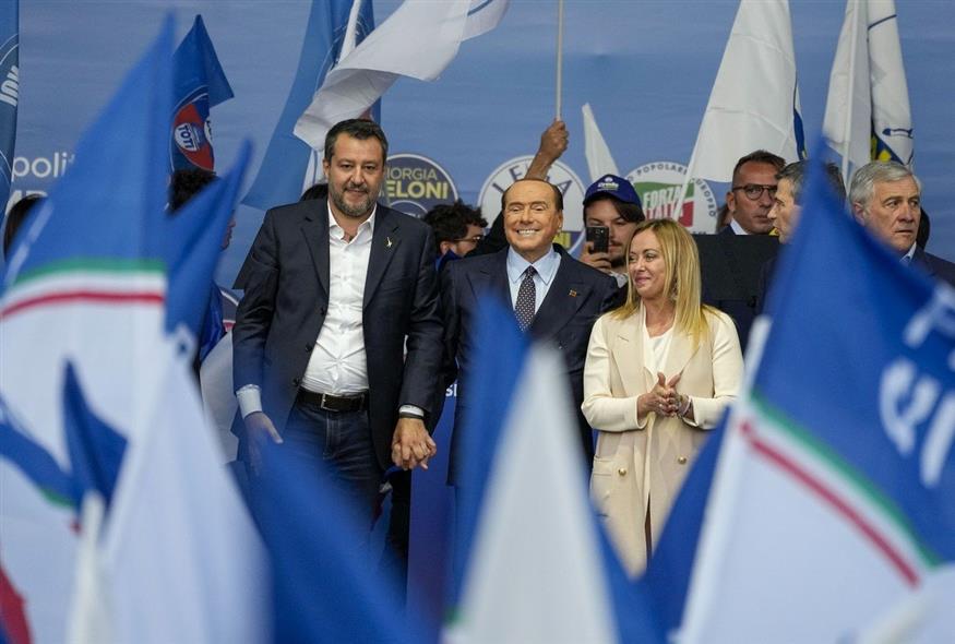 Η Τζόρτζια Μελόνι με τους Ματέο Σαλβίνι και Σίλβιο Μπερλουσκόνι (Associated Press)