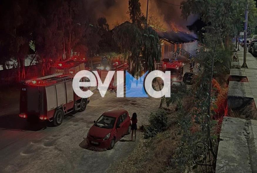 Μεγάλη φωτιά σε αποθήκη στη Χαλκίδα (evima.gr)
