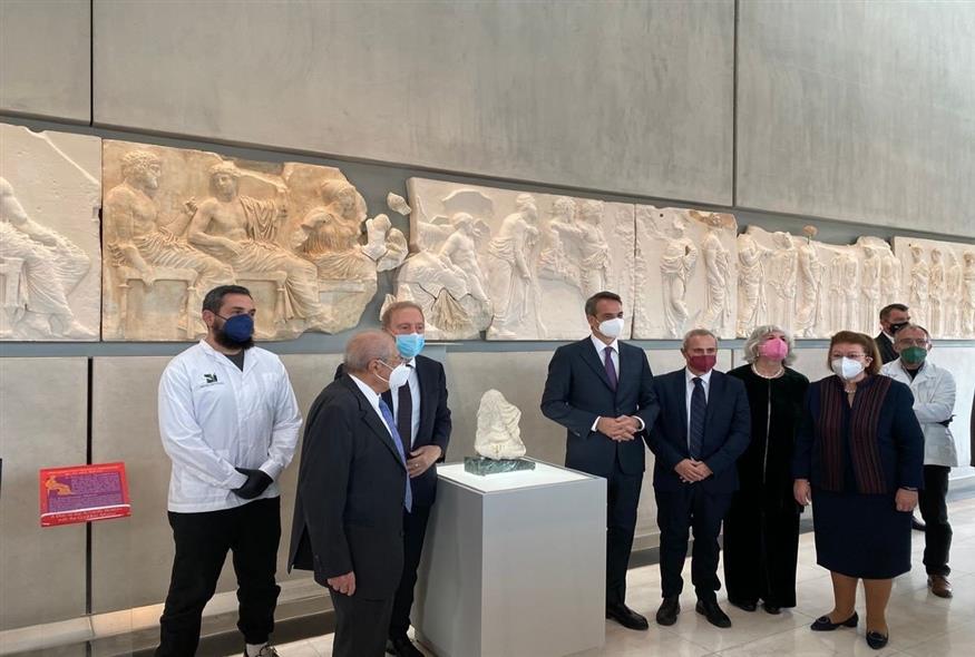 Ο Κυριάκος Μητσοτάκης στην τελετή επανασύνδεσης του θραύσματος Fagan στο Μουσείο της Ακρόπολης