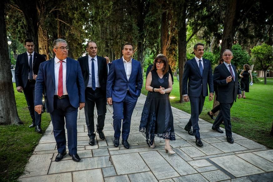 Οι πολιτικοί αρχηγοί με την Πρόεδρο της Δημοκρατίας στον κήπο του Προεδρικού Μεγάρου (Copyright: Eurokinissi/Σωτήρης Δημητρόπουλος)