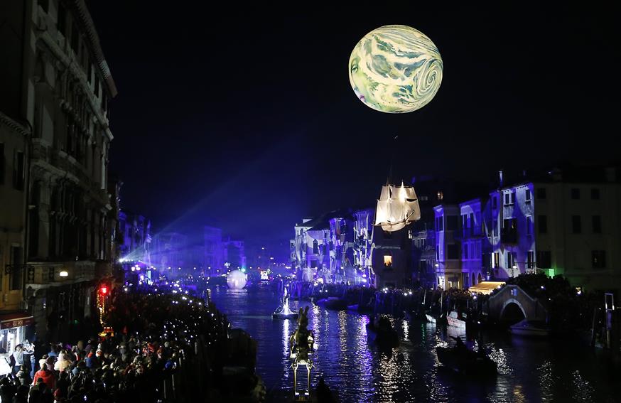 Εντυπωσιακό θέαμα στην έναρξη του καρναβαλιού της Βενετίας  (AP Photo/Antonio Calanni)