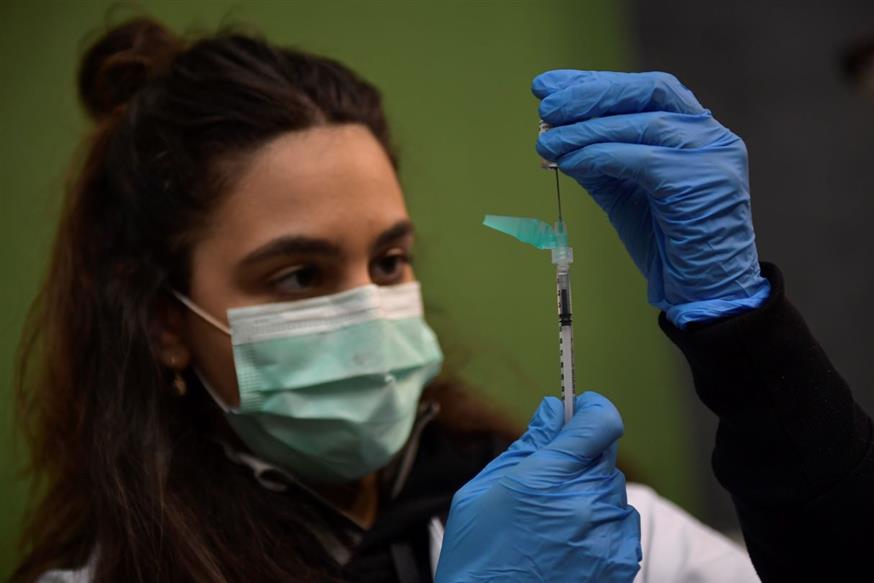 Υγειονομικός στην Ισπανία ετοιμάζεται να προχωρήσει σε εμβολιασμό/Associated Press