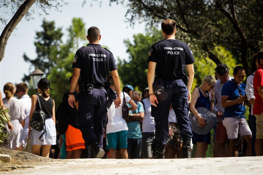 Αστυνομικοί περιπολούν στους δρόμους της Αθήνας (copyright: Eurokinissi)