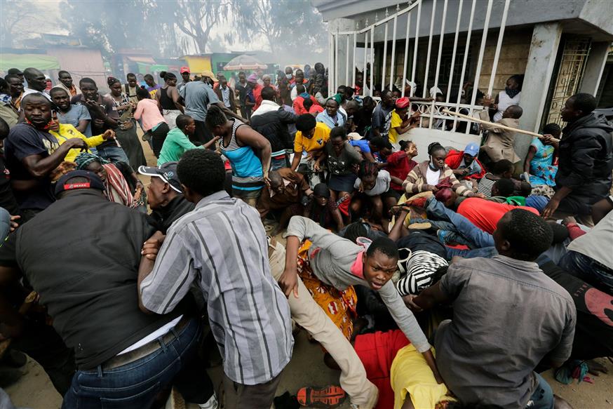 Μάχη στην Κένυα για λίγο φαγητό/AP Images