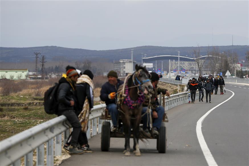 Πρόσφυγες και μετανάστες προσπαθούν με κάθε τρόπο να φτάσουν στα ελληνοτουρκικά σύνορα (AP Photo/Emrah Gurel)