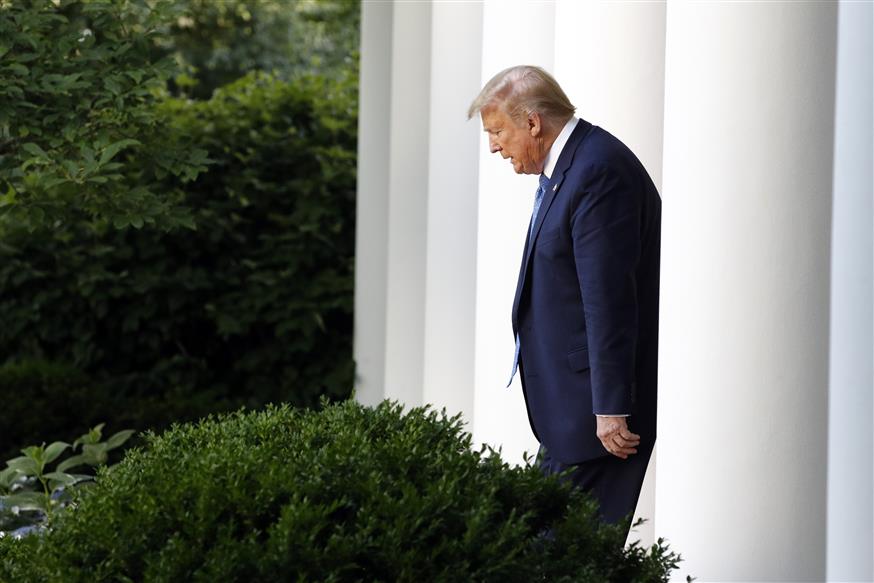 Ο πρόεδρος των ΗΠΑ Ντόναλντ Τραμπ έξω από τον Λευκό Οίκο (AP Photo/Patrick Semansky)